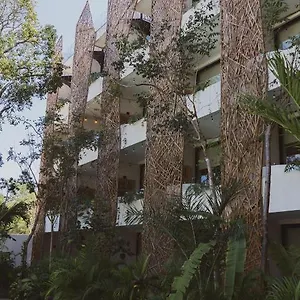 Jade Hotel